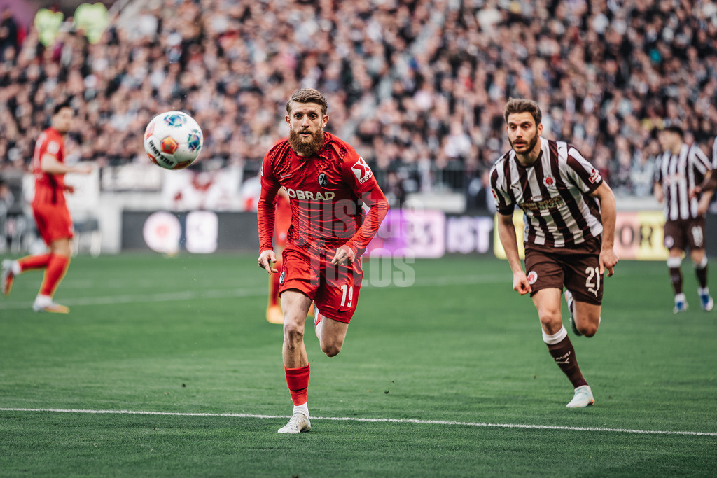 Fußball | Männer | Saison 2025/2026  | Fußball-Bundesliga | 27. Spieltag | FC St. Pauli vs. SC Freiburg | 22.04.2026 | v.l. Jan-Niklas Beste (#19, SC Freiburg) und Lars Ritzka (#21, FC St. Pauli)