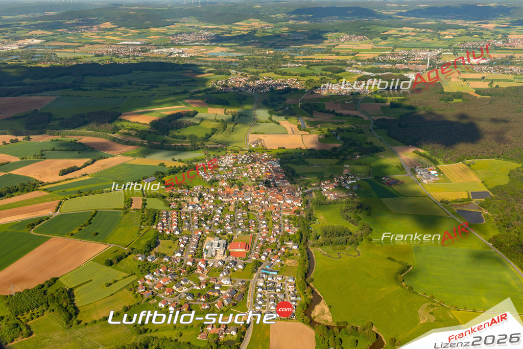 Das Luftbild zeigt :  Hallerndorf - Die Luftaufnahme wurde 2024 vom UL-Flugzeug aus erstellt ( keine Drohne ) - Hochauflösende Luftaufnahme - Für grossformatige Ausdrucke geeignet. Die Geschenkidee !Mit Lizenz und Bildrechte bestellbar