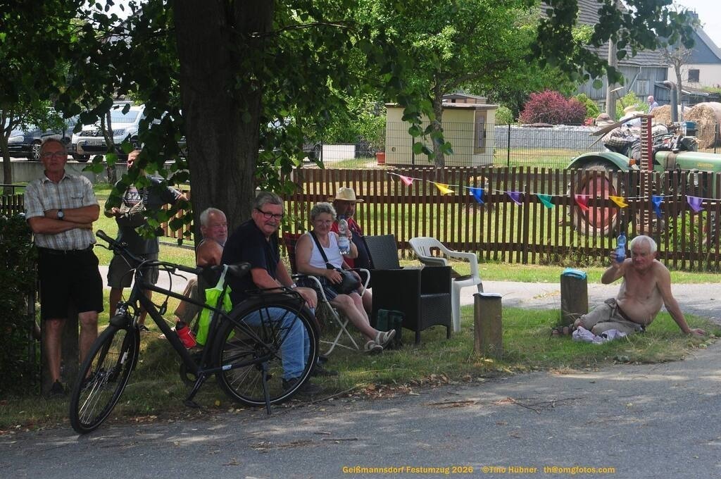 Geißmannsdorf-2026-Festumzug-024 | Festumzug in Geißmannsdorf bei Bischofswerda im Juni 2026. Fotografische Eindrücke und Momentaufnahmen vom Festumzug anläßlich des 800-jährigen Bestehens von Geißmannsdorf - mit Teilnehmern und Gästen, Strohpuppen und geschmückten Vorgärten und Grundstücken - Realisiert mit Pictrs.com