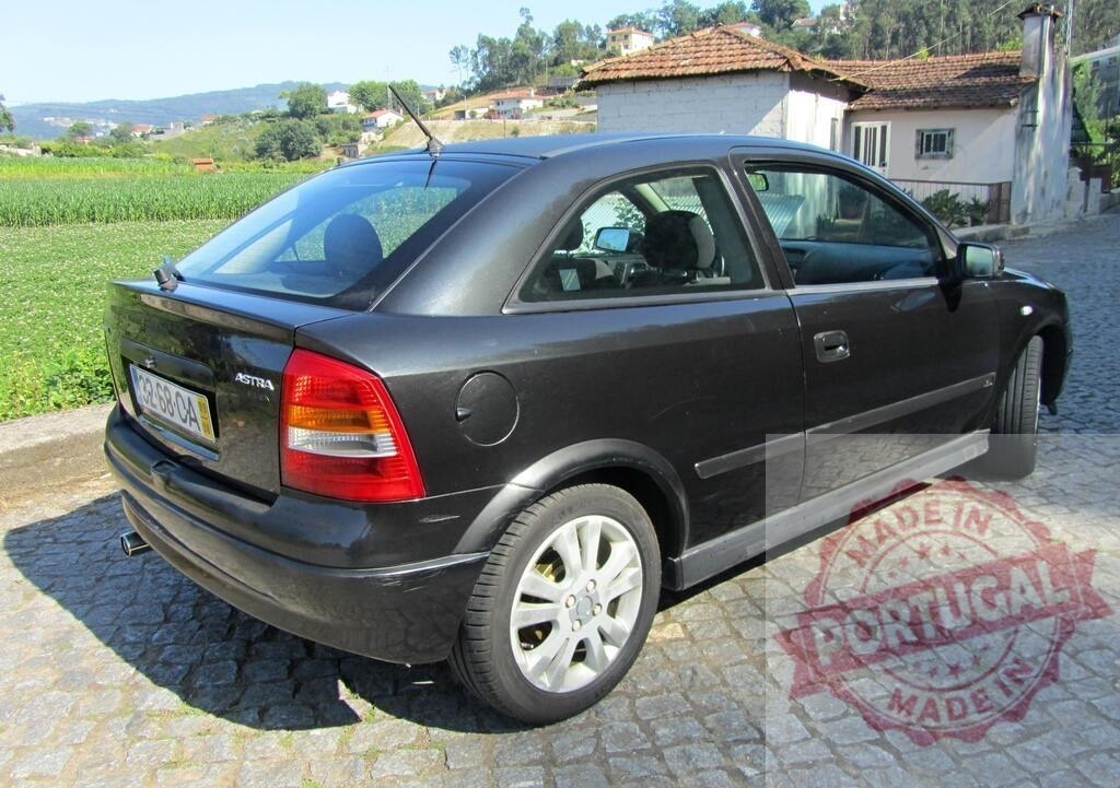 Black Opel Astra parking on a cobblestone street near a rural house | Dark gray Opel Astra G parked near a rural house in the countryside, enjoying a sunny day - Realisiert mit Pictrs.com