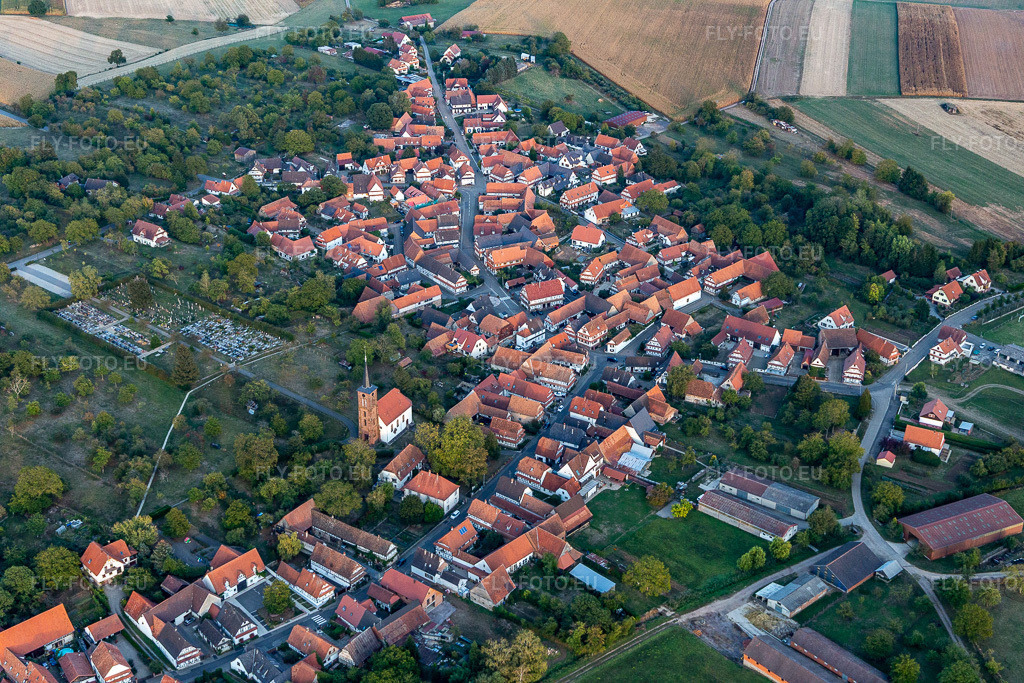 Vue aérienne: Église protestante à Hunspach dans le département Bas Rhin, France. Photo: IMG_123289.jpg prise le 30/09/2020 par Werner Riehm/FLY-FOTO.eu – Résolution de l'original: 5472 x 3648 px