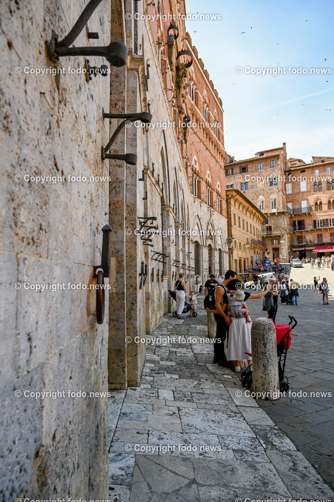 Italien_ Toscana_ Siena_ 27.05.2024-128 | 27.05.2024, Italien, ITA, Toskana, Siena im Bild Stadtansichten, Gebäude, Architektur, Touristen, Historisch, Souvenier, Piazza Del Campo, Dom von Siena


Siena ist Hauptstadt der Provinz Siena und gilt als eine der schönsten Städte der Toskana und Italiens. Die historische Altstadt gehört seit 1995 zum UNESCO-Welterbe. 

