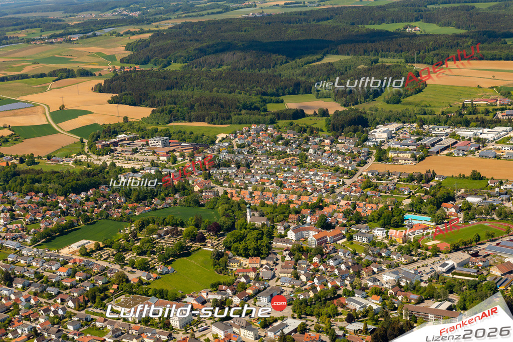 Das Luftbild zeigt :  Mainburg - Die Luftaufnahme wurde 2024 vom UL-Flugzeug aus erstellt ( keine Drohne ) - Hochauflösende Luftaufnahme - Für grossformatige Ausdrucke geeignet. Die Geschenkidee !Mit Lizenz und Bildrechte bestellbar