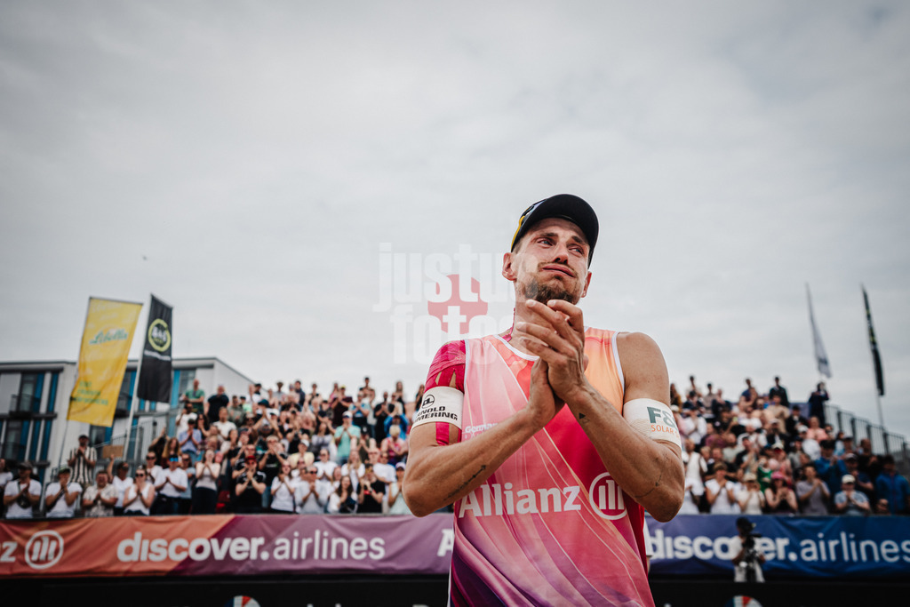 Beachvolleyball | Männer | Allianz German Beach Tour 2025 | Tourstop Bremen | 15.06.2025 | Bennet Poniewaz verabschiedet sich vom Publikum nach dem letzten Spiel seiner Karriere