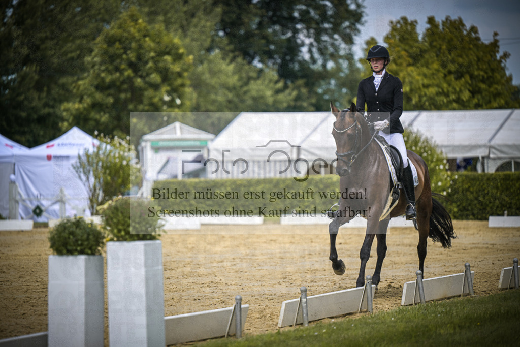 DOS_2033 | Entdecke hochwertige Reitturnierfotos von Foto Oger. Professionell, emotional und authentisch – jetzt Lieblingsmomente im Shop bestellen.Deutschlandweite Turnierfotografie. - Realisiert mit Pictrs.com