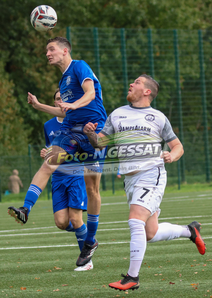 TuS Bruchmühlen - Bünder SV | Auf dem Bild zu sehen: blau TuS Bruchmühlen: Anakin Zimens ; weiß Bünder SV: Fabian SchnelleTuS Bruchmühlen, Bünder SV, Saison 26/27, Kreisliga A, Bruchmühlen, Deutschland - Realisiert mit Pictrs.com