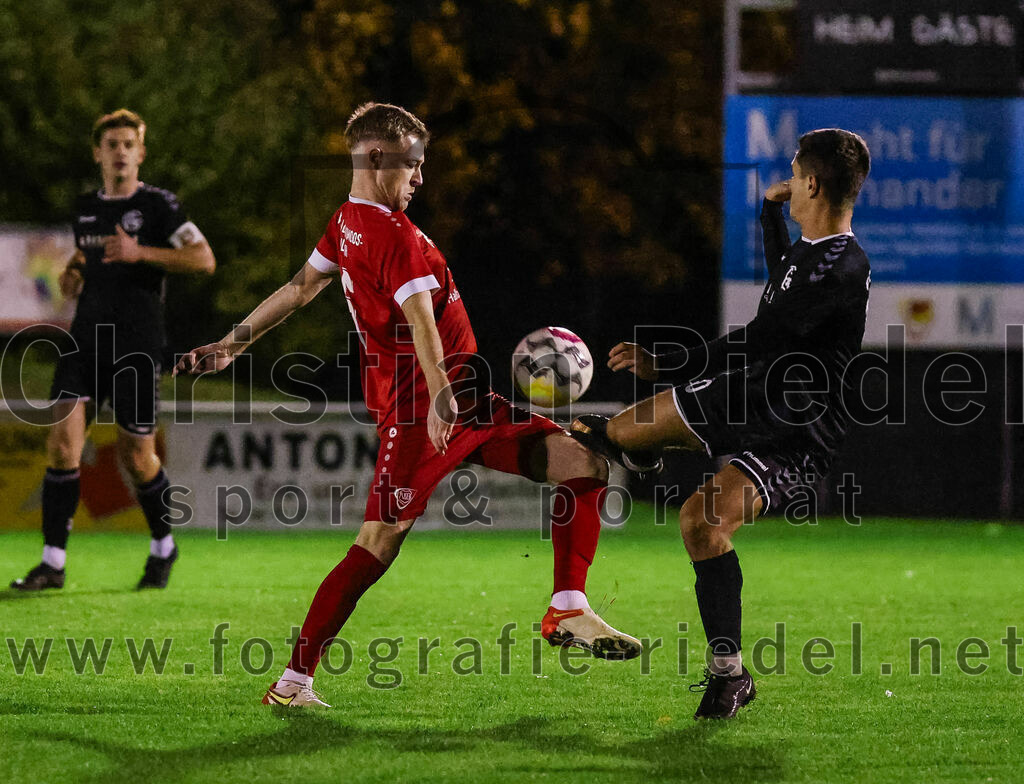2023-10-27_048_VfB_Hallbergmoos_gegen_FC_Schwaig | Hallbergmoos, Deutschland, 27.10.2023:
Fußball, Landesliga Südost 2023 / 2024, 18. Spieltag, VfB Hallbergmoos gegen FC Schwaig, Endergebnis: 2:3

Florian Schmuckermeier (VfB Hallbergmoos, #6), Vincent Sommer (FC Schwaig, #10)

Foto: Christian Riedel / fotografie-riedel.net