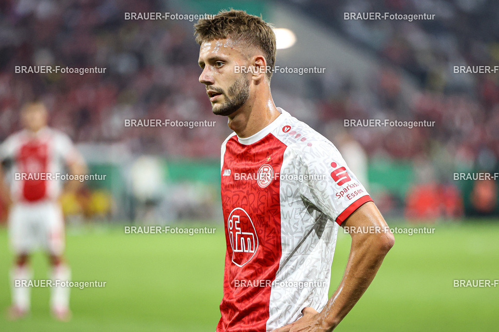 Rot-Weiss Essen - Borussia Dortmund | Essen, Deutschland, 18.08.2025Torben Müsel  (Rot-Weiss Essen) schautwährend des DFB Pokal Spiels zwischen Rot-Weiss Essen- Borussia Dortmund im Stadion an der Hafenstraße am 18.08.2025 in Essen. (Foto von Timo Bluhmki-Schmidt/Brauer Fotoagentur