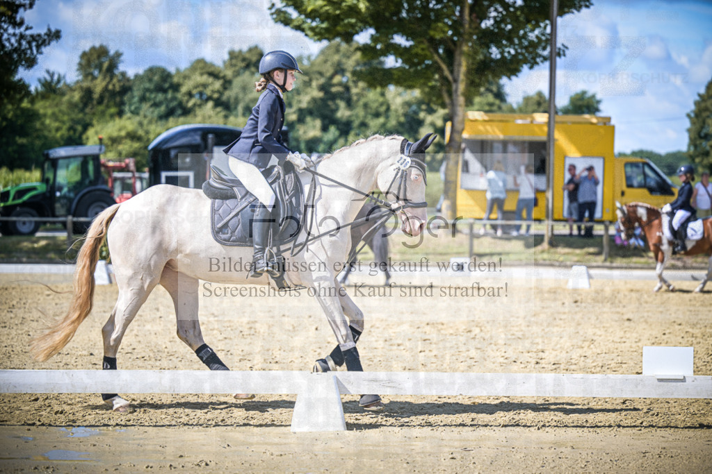 DOS_6613 | Entdecke hochwertige Reitturnierfotos von Foto Oger. Professionell, emotional und authentisch – jetzt Lieblingsmomente im Shop bestellen.Deutschlandweite Turnierfotografie. - Realisiert mit Pictrs.com