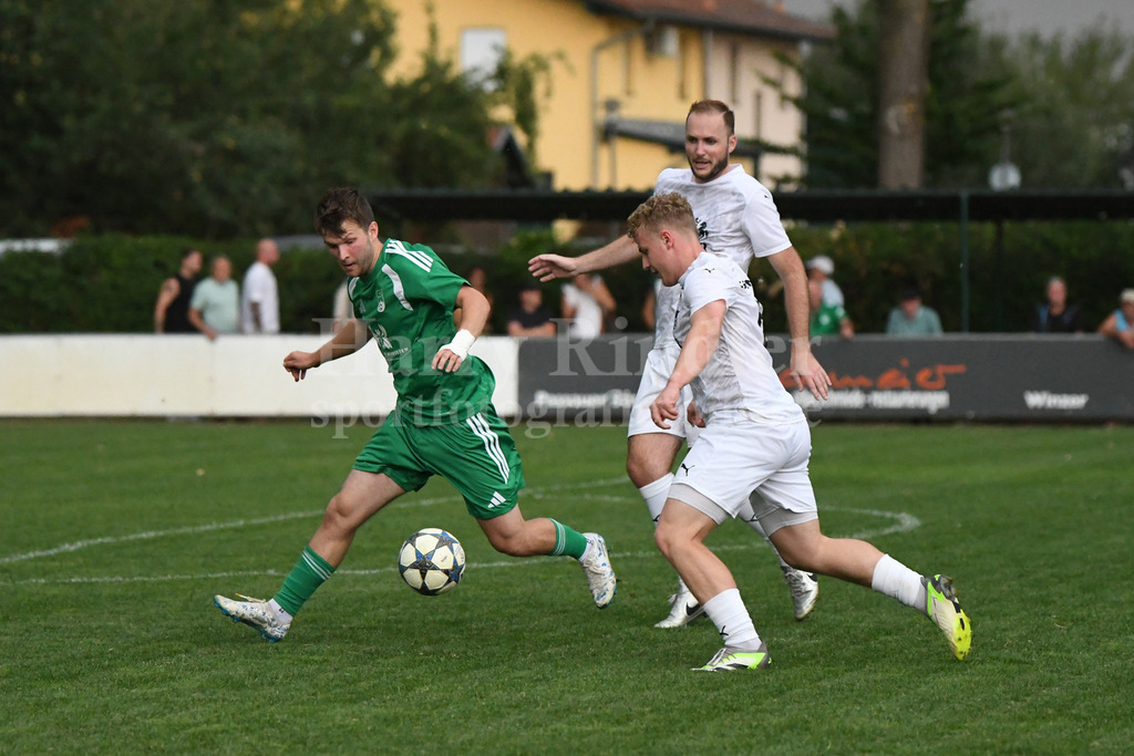 SpVgg Niederalteich : TSV Regen | Florian Nickl auf und davon - Realisiert mit Pictrs.com