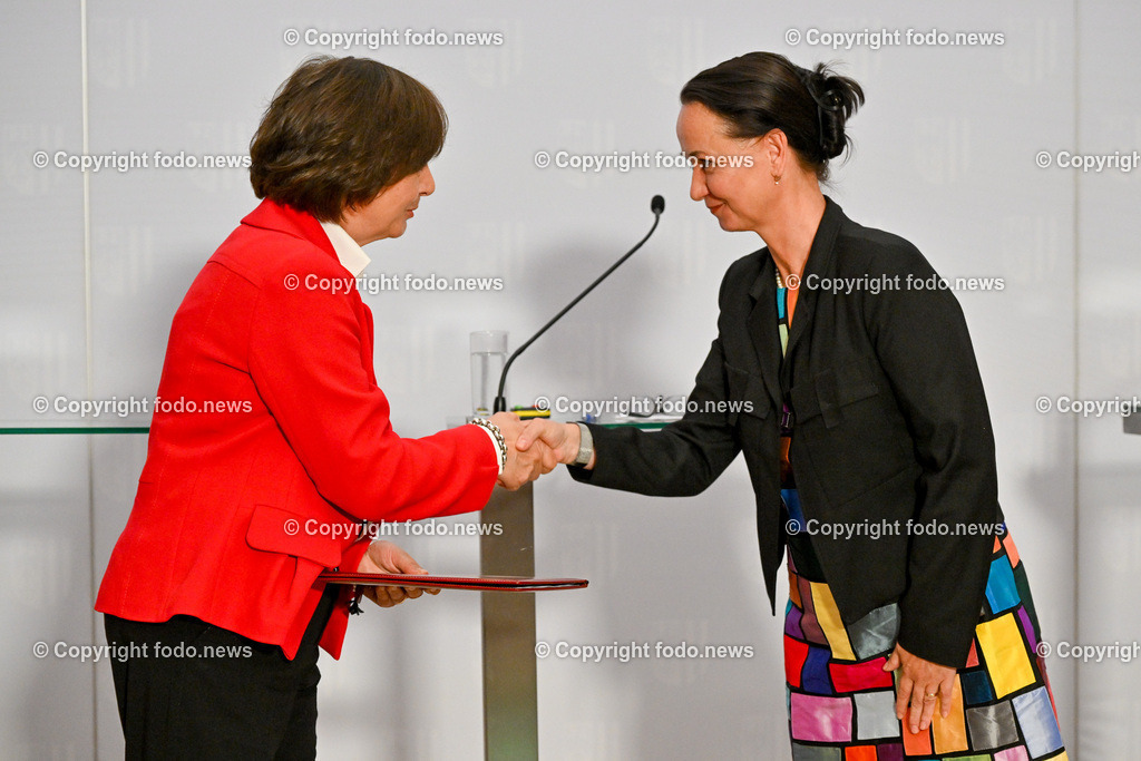 Kick-off-Veranstaltung der Gruendungspraesidentin_ IDSA_ 07.07.2023-61 | 07.07.2023, Landhaus Linz AUT, Kick-off-Veranstaltung der Gruendungspraesidentin, IDSA, im Bild Claudia von der Linden (Vorsitzende des Institute of Digital Sciences Austria (IDSA) Gruendungskonvents), Stefanie Lindstaedt (Gruendungspraesidentin des Institute of Digital Sciences Austria (IDSA))