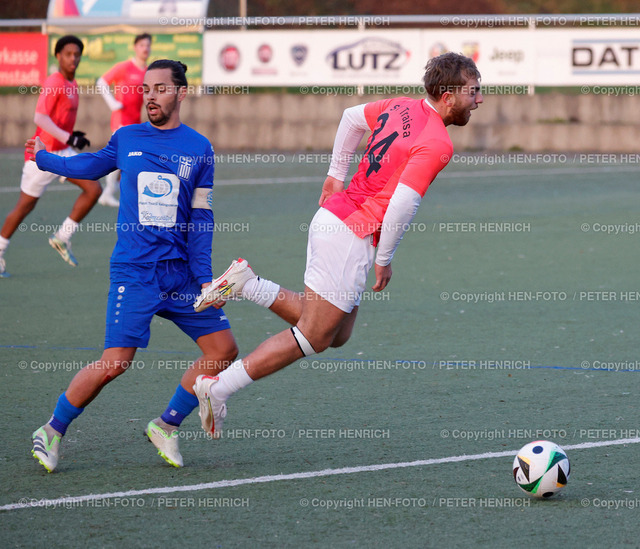 3 rote Karten in der Schlussphase | 08.12.2024 Fussball Herren KOL Darmstadt Saison 2024 2025 SV Traisa vs Hellas Darmstadt Foul mit Folgen Rote Karte v. li. Kiriakos Karras (8 Hellas) Albijon Kryezin (34 Traisa) (Foto: Peter Henrich) - Realisiert mit Pictrs.com