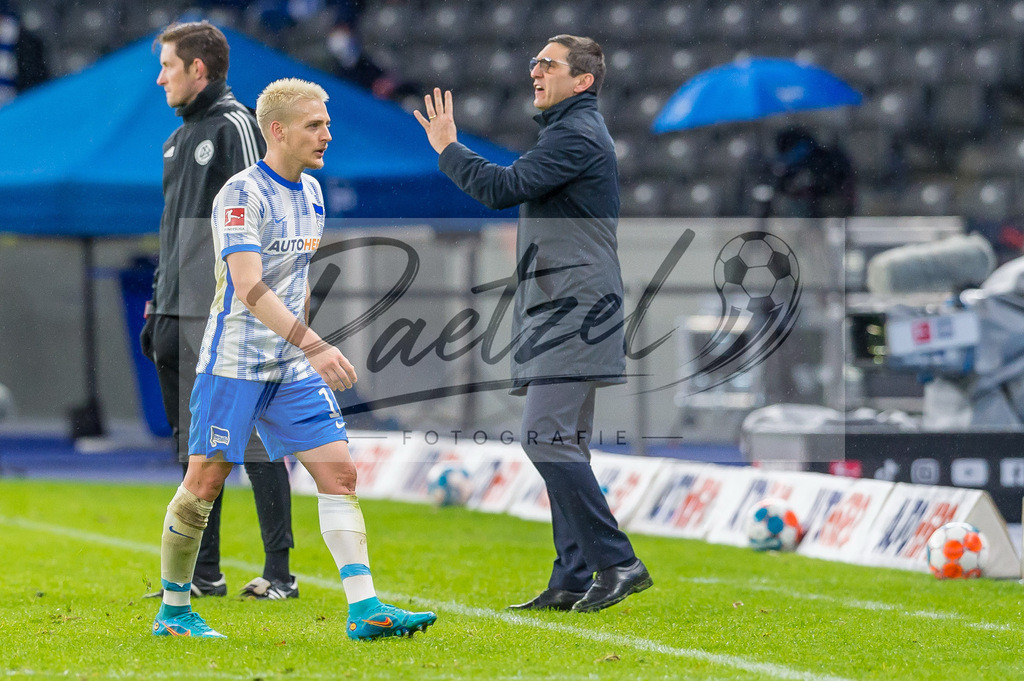 BSCRBL20220220_091 | Fussball, Herren: Santiago Ascacibar (Hertha BSC) schaut bei dem Spiel der 1. Bundesliga zwischen Hertha BSC und RB Leipzig im Olypiastadion am 20.02.2022 in Berlin, Deutschland.DFB / DFL REGULATIONS PROHIBIT ANY USE OF PHOTOGRAPHS AS IMAGE SEQUENCES AND/OR QUASI-VIDEO. - Realisiert mit Pictrs.com