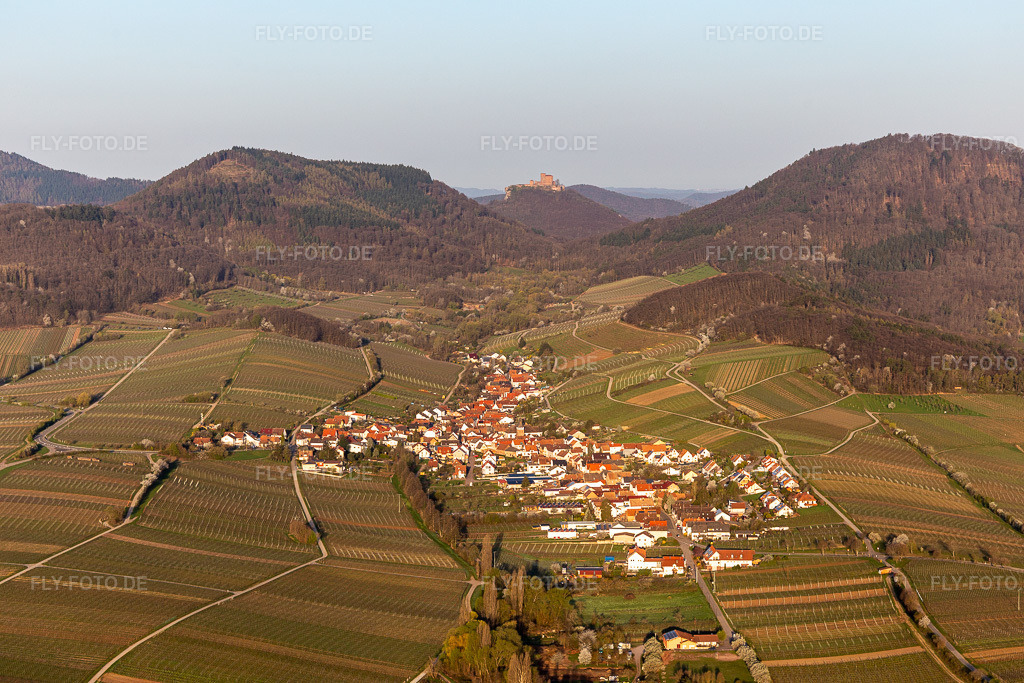 Luftbild: vor dem Trifels in Ranschbach im Bundesland Rheinland-Pfalz in Deutschland. Foto: IMG_126260.jpg vom 04.04.2021 durch Werner Riehm/FLY-FOTO.de