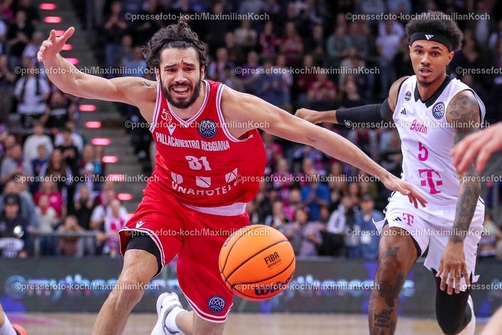 BCL08012501019 | 08.01.2025, Basketball Champions League, 1. Spiel Play-In, Telekom Baskets Bonn - Pallacanestro Reggiana, Telekom Dome: Michele Vitali (Pallacanestro Reggiana #31) gegen Rivaldo Soares (Telekom Baskets Bonn #5)
