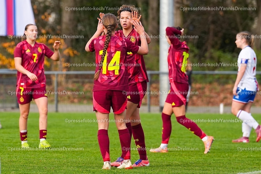 xYDRx29112501016 | 29.11.2025, xydrx, Fußball, Länderspiel, EM-Qualifikation U19-Frauen, Deutschland - Färöer, Sportschule Wedau: Torjubel nach dem Tor zum 4:0 für Deutschland durch Torschütze Rosa Rueckert (GER #10) zusammen mit Maria Penner (GER #14)DFB regulations prohibit any use of photographs as image sequences and or quasi-video.Photo: xYannisxDreimannxPressefotokochx