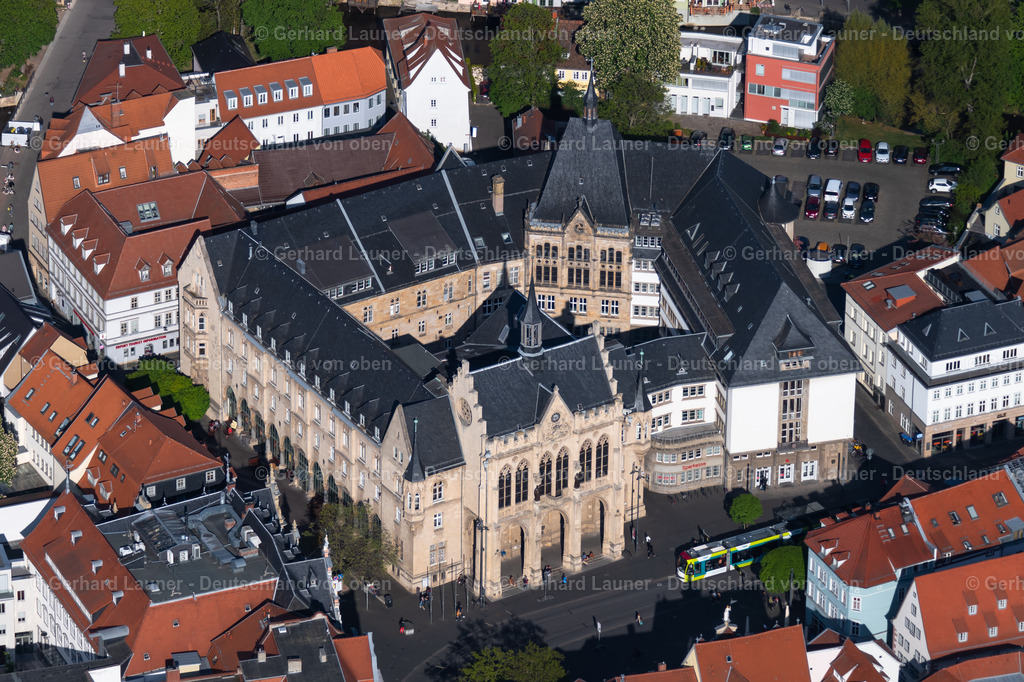 4025901 | ERFURT 06.05.2020 Gebäude des historischen Rathauses der Stadtverwaltung am Fischmarkt in der Altstadt in Erfurt im Bundesland Thüringen, Deutschland. Weiterführende Informationen bei: Landeshauptstadt Erfurt. // Town Hall building of the city administration on Fischmarkt in of Altstadt in Erfurt in the state Thuringia, Germany. Further information at: Landeshauptstadt Erfurt. Foto: Gerhard Launer