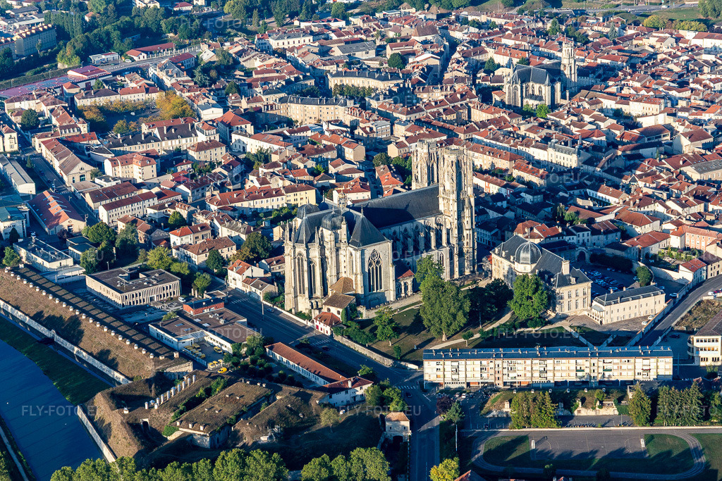 Vue aérienne: Cathédrale Saint-Étienne de Toul à le quartier Croix de Metz Croix d'Argent in Toul dans le département Meurthe et Moselle, France. Photo: IMG_118110.jpg prise le 15/09/2019 par Werner Riehm/FLY-FOTO.eu – Résolution de l'original: 5235 x 3490 px