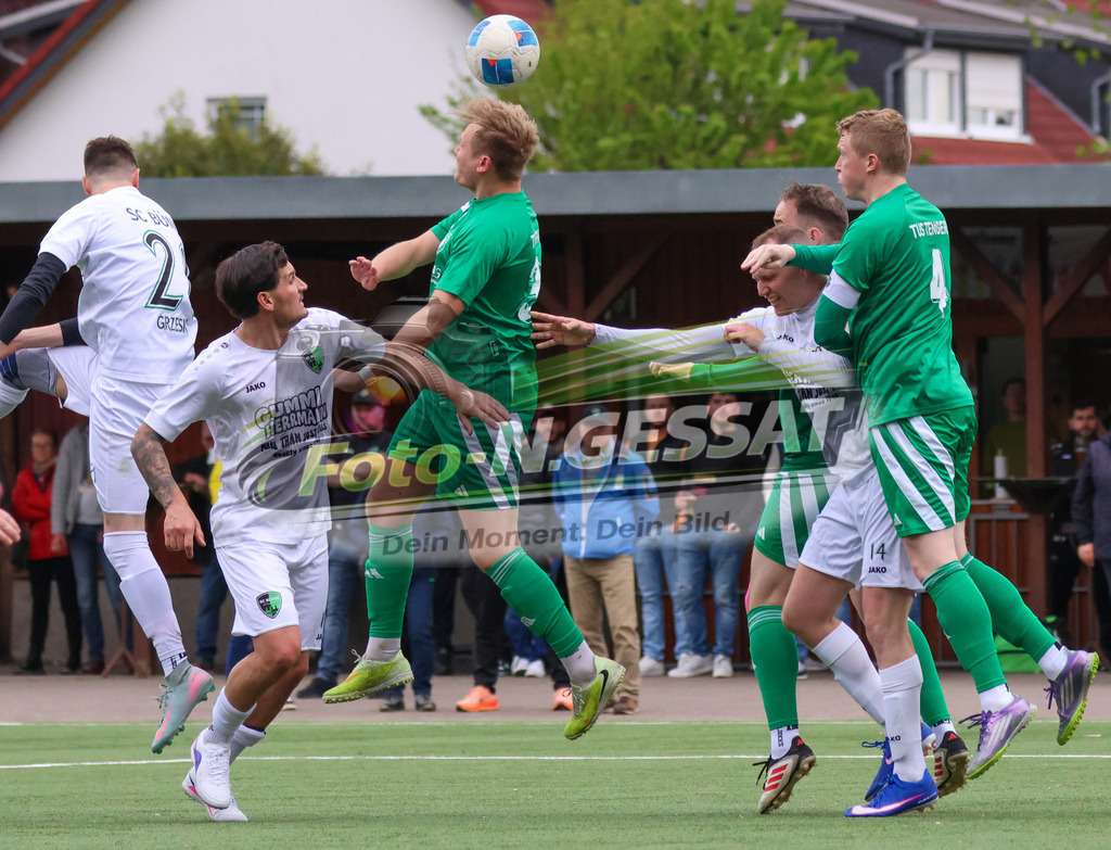 SC Bünde - TuS Tengern | Auf dem Bild zu sehen: weiß SC Bünde v.l.: Daniel Brinkmann, Andrej Gorr, Richard Reichert ; grün TuS Tengern v.l.: Igor Safonov, Torben Krause, Nico Gerfen  SC Bünde, TuS Tengern, Saison 25/26, Bezirksliga, Hunnebrock, Deutschland - Realisiert mit Pictrs.com
