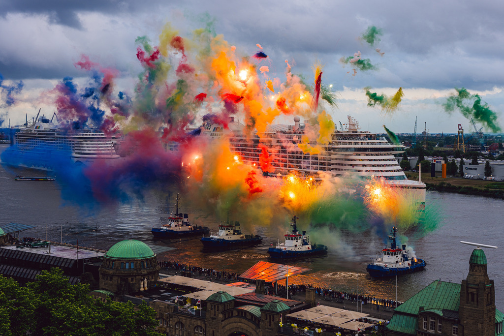 AIDA 30 Jahre 4 | AIDA feiert 30. Geburtstag im Hamburger Hafen. Fairplay unterstützt mit einem farbenprächtigen Spektakel. - Realisiert mit Pictrs.com