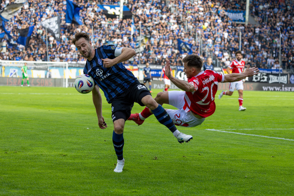Fußball 3. Liga, Saison 2025/26, 5. Spieltag: Waldhof Mannheim gegen Energie Cottbus***Bild: Intensiver Zweikampf zwischen Lukas Klünter (24, Mannheim) und Axel Borgmann (20, Cottbus) | Fußball 3. Liga, Saison 2025/26, 5. Spieltag: Waldhof Mannheim gegen Energie Cottbus***Bild: Intensiver Zweikampf zwischen Lukas Klünter (24, Mannheim) und Axel Borgmann (20, Cottbus) - Realisiert mit Pictrs.com