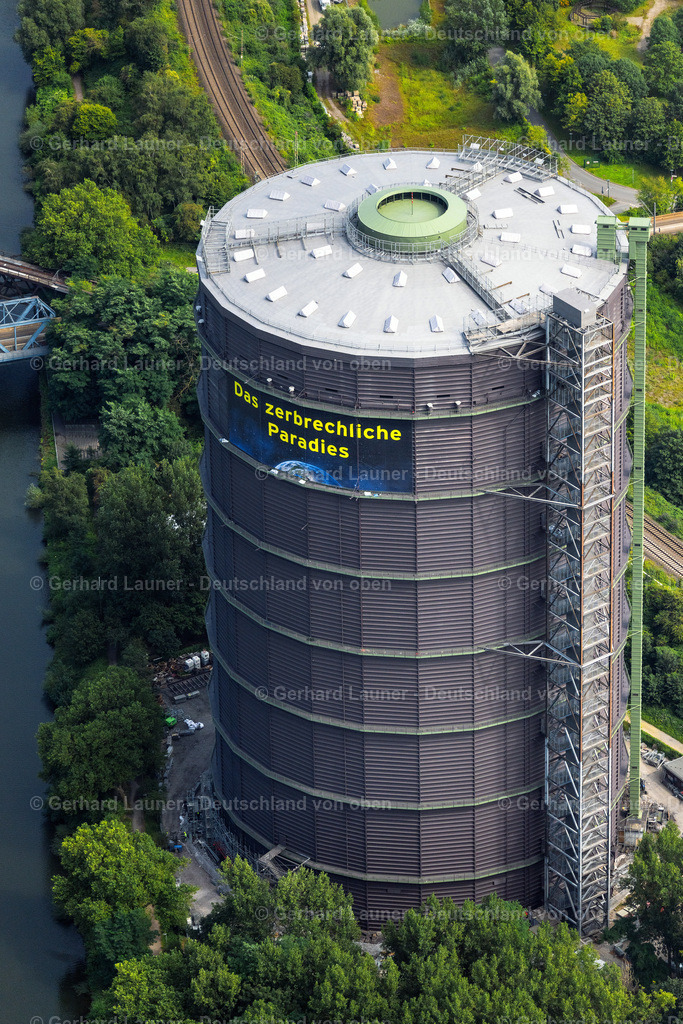 4050198 | OBERHAUSEN 25.08.2021 Sanierung des ehemaligen Scheibengasbehälter und Industriedenkmal der " Gasometer Oberhausen GmbH " in der Arenastraße in Oberhausen im Bundesland Nordrhein-Westfalen. Weiterführende Informationen bei: Gasometer Oberhausen GmbH,  Gloser GmbH,  Ingenieurbüro Schaluschke,  Lindner Lohse Architekten BDA PartG mbB,  PERI GmbH Schalung Gerüst Engineering. // gas tank serves as an industrial monument "Gasometer Oberhausen GmbH" and an exhibition at the Arenastrasse in Oberhausen in North Rhine-Westphalia. Further information at: Gasometer Oberhausen GmbH,  Gloser GmbH,  Ingenieurbuero Schaluschke,  Lindner Lohse Architekten BDA PartG mbB,  PERI GmbH Schalung Geruest Engineering. Foto: Gerhard Launer