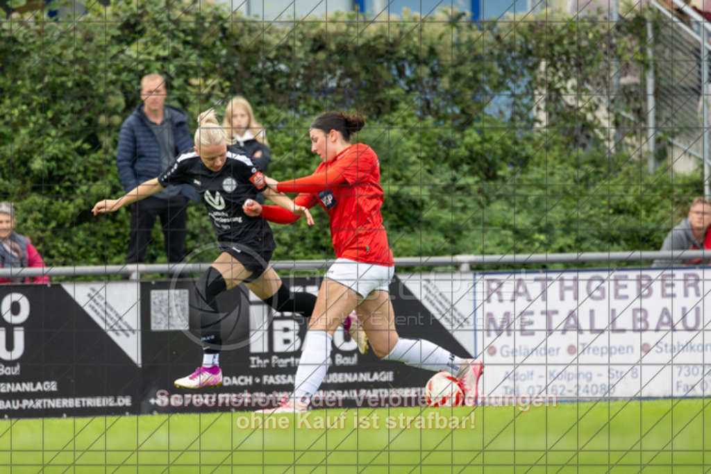20250928_141435_0437 | #,1.FC Donzdorf (schwarz) vs. TV Derendingen (rot), Fussball, Frauen-Verbandsliga Württemberg, 03. Spieltag, Saison 2025/2026, Rasenplatz Lautertal Stadion, Süßener Straße 16, 73072 Donzdorf, 28.09.2025 - 13:00 Uhr,Foto: PhotoPeet-Sportfotografie/Peter Harich