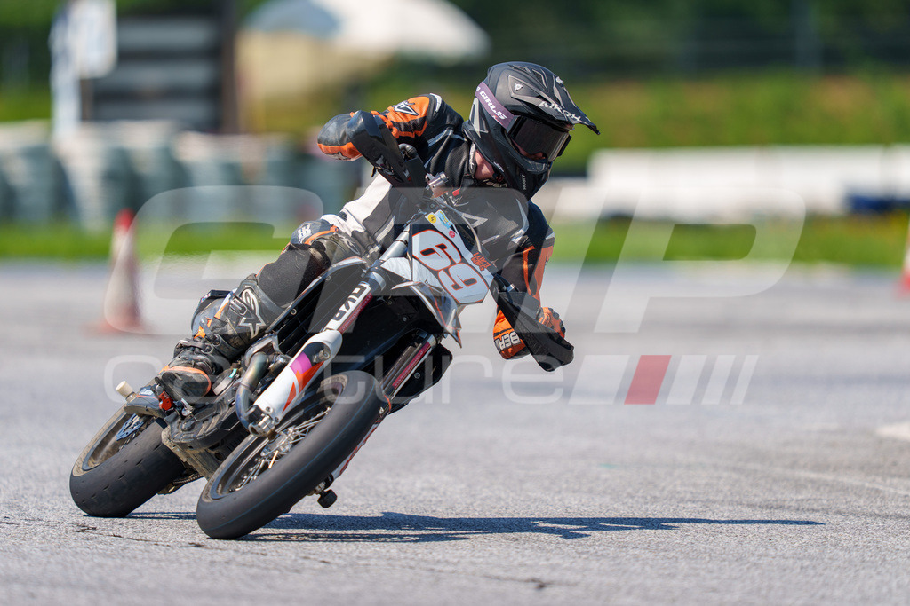 G-Cup + Supermoto Staatsmeisterschaft + Hungarian Supermoto Championship | GRIPcapture steht für authentische Sportfotografie in Österreich – für Momente, die mehr sind als Geschwindigkeit oder Ergebnis. Es geht um Emotion, Spannung, Fokus und den Augenblick, der oft nur einen Wimpernschlag dauert.Ob Motorsport, Teamsport oder 