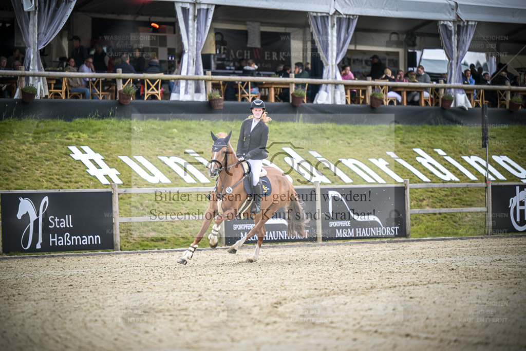 DOS_1975 | Entdecke hochwertige Reitturnierfotos von Foto Oger. Professionell, emotional und authentisch – jetzt Lieblingsmomente im Shop bestellen. - Realisiert mit Pictrs.com