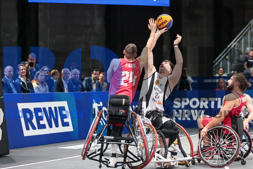 SES_TTG3X320250717-199 | bond - Realisiert mit Pictrs.com