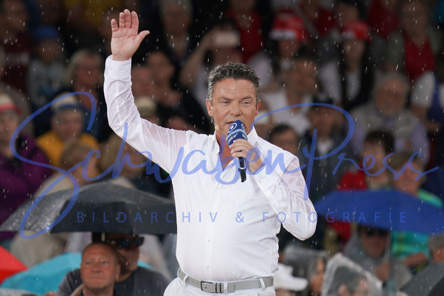 DSC04225 | Stefan Mross, im Regen nass bis auf die Haut. - bei der Unterhaltungsshow Immer wieder sonntags.

Immer wieder sonntags ( IWS ) Staffel 4. Der Gastgeber und Moderator _Stefan Mross_ bestreitet sein 19. Saison von Immer wieder sonntags ( IWS ) im Europapark in Rust 

Deutschland, Rust, IWS Gelaende bei den Wasserwelten Rulanitica, 04.06.2023