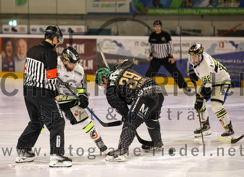 2024-03-01_116_TSV_Erding_gegen_ERSC_Amberg | Erding, Deutschland, 01.03.2024:
Eishockey, Bayernliga Playoffs 2023 / 2024, 5. Spieltag, TSV Erding gegen ERSC Amberg, Endergebnis: 9:0

Felix Schwarz (ERSC Amberg, #14), Thomas Plihal (Erding Gladiators, #39), Marco Pronath (ERSC Amberg, #88)

Foto: Christian Riedel / fotografie-riedel.net