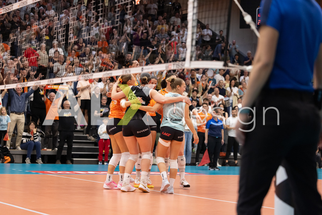 Volleyball I Frauen I Saison 2025-2026 I Volleyball NLA | Women I  Playoffs Finals 1/5 I viteos NUC - VC Kanti Schaffhausen I 06.04.2026 | viteos NUC Spielerinnenkreis - Realisiert mit Pictrs.com