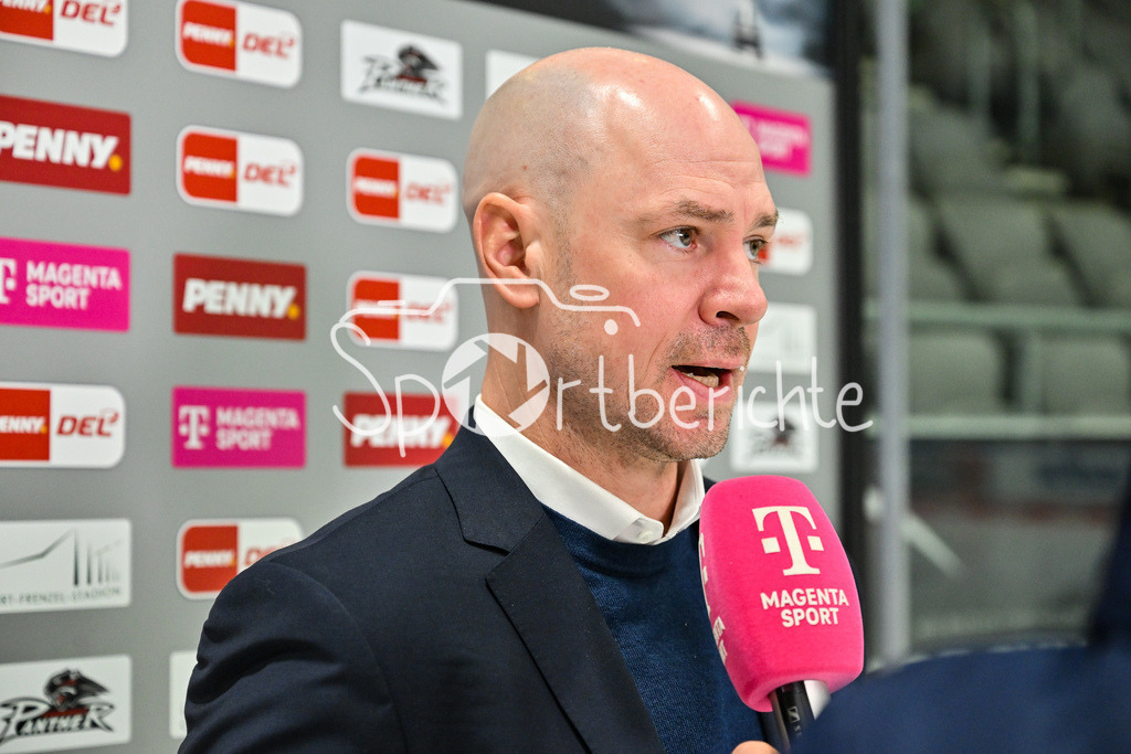 Augsburger Panther - Düsseldorfer EG | im Bild DEG Trainer Steven REINPRECHT  beim Interview von MagentaSport / Magenta Sport / vor der Partie gegen Duesseldorf / Einzelfoto / Freisteller / DEL: Augsburger Panther - Duesseldorfer EG, Curt Frenzel Stadion am 04.03.2025