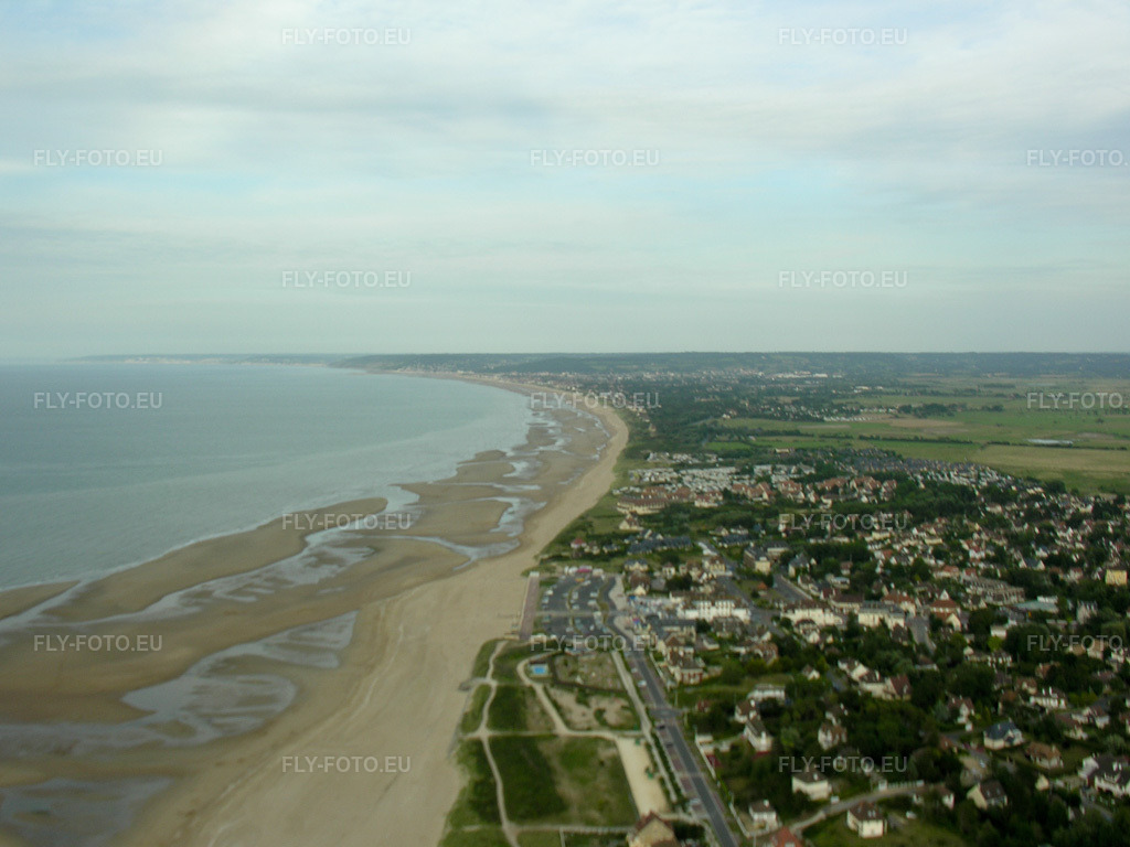 Vue aérienne: Vue de la ville à Merville-Franceville-Plage dans le département Calvados, France. Photo: DSCN0529.jpg prise le 04/08/2005 par Werner Riehm/FLY-FOTO.eu – Résolution de l'original: 3056 x 2292 px