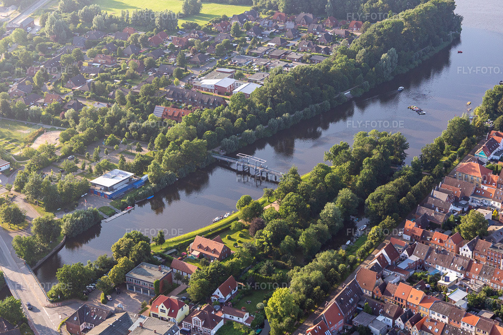 Luftbild: Steg über den Westersielzug in Friedrichstadt im Bundesland Schleswig-Holstein in Deutschland. Foto: IMG_0007300.jpg vom 16.07.2021 durch Werner Riehm/FLY-FOTO.de