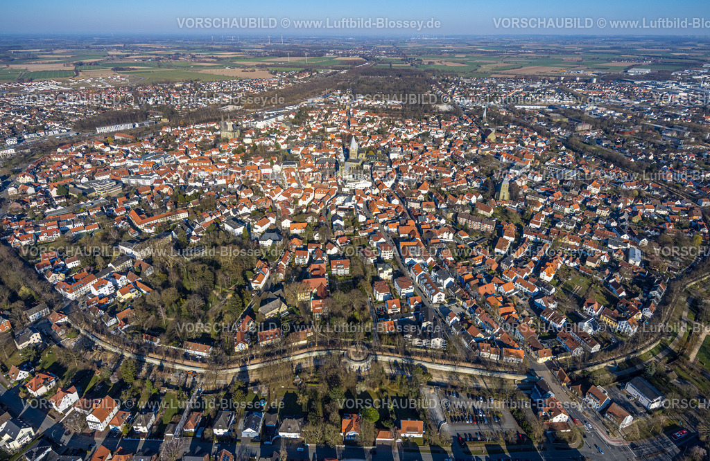 Soest250306488 | Luftbild, Wohngebiet Ortsansicht Soest und  Altstadt mit St. Patrokli-Dom kath. Kirche und Kirche St. Petri Alde Kerke, links die St. Maria zur Wiese evang. Kirche Baustelle mit Baugerüst, Fernsicht und blauer Himmel, Soest, Soester Börde, Nordrhein-Westfalen, Deutschland