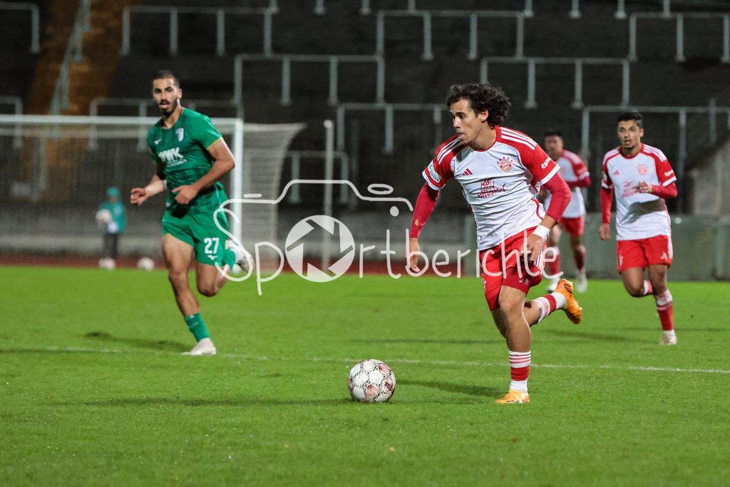 FC Augsburg II - FC Bayern Amateure | David JONATHANS (FCB #27) am Ball / Freisteller / EInzelfoto
