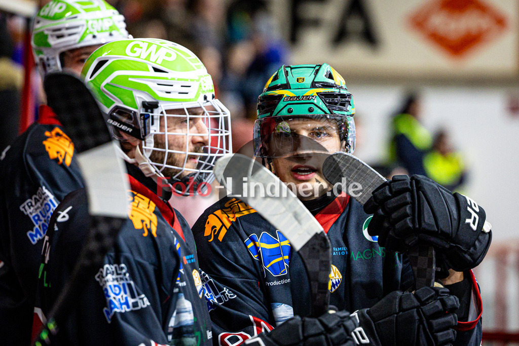 Peißenberg MINERS gegen HC Landsberg RIVER KINGS | Eishockey Bayernliga 2025/26 Vorrunde 4. Spieltag, Peißenberg MINERS gegen HC Landsberg RIVER KINGS, 20251024,Auf der Bank,2025-10-24 in Peißenberg (flatbuy Arena Peißenberg), Korbinian HOPPER (MINERS 94), Jonas LAUTENBACHER (MINERS 12)Copyright: WolfgangxLindner www.foto-lindner.de