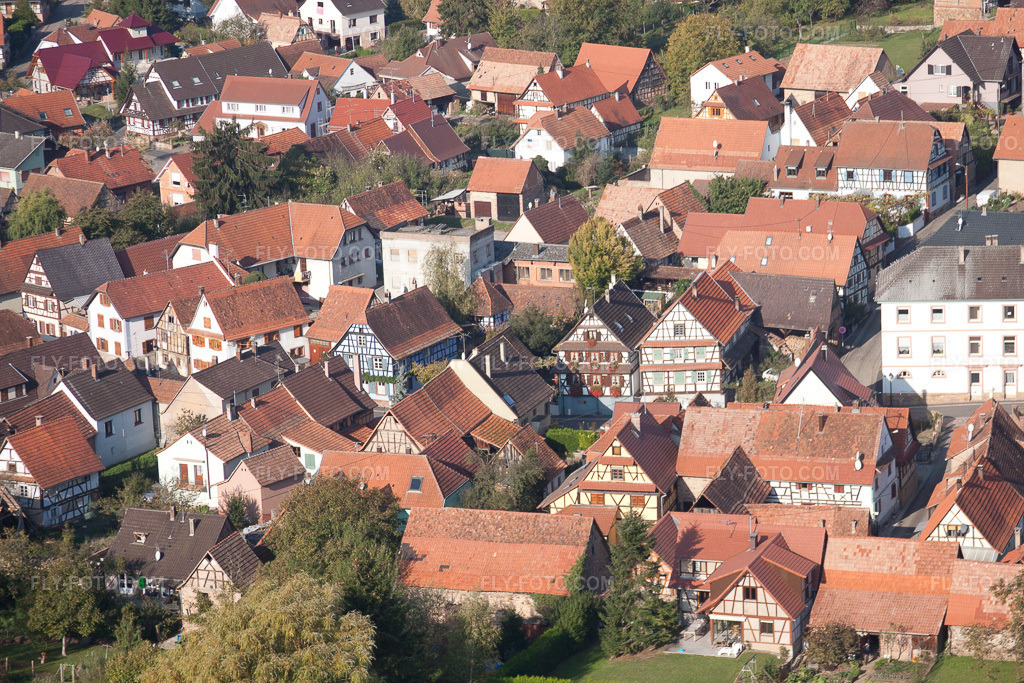 Aerial view: View of the town in Gœrsdorf in the state Bas-Rhin, France.Photo: IMG_45882.jpg taken on 10/16/2011 by Werner Riehm/FLY-FOTO.comResolution of the original: 4752 x 3168 px