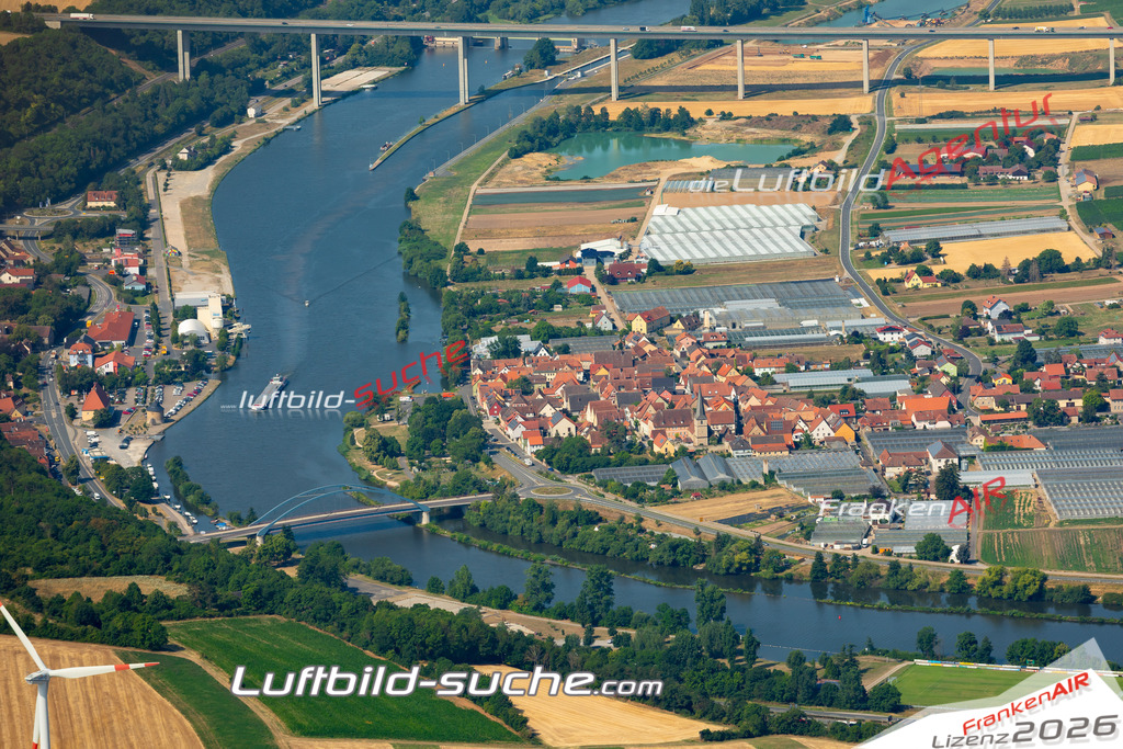 Das Luftbild zeigt :  Segnitz - Die Luftaufnahme wurde 2023 vom UL-Flugzeug aus erstellt ( keine Drohne ) - Hochauflösende Luftaufnahme - Für grossformatige Ausdrucke geeignet. Die Geschenkidee !Mit Lizenz und Bildrechte bestellbar