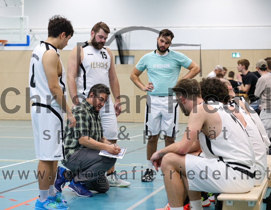 2023-03-26_049_TSV_Vaterstetten_gegen_Wacker_Knights_Burghausen | Vaterstetten, Deutschland, 26.03.2023:
Basketball, Bayernliga Herren Südost 2022 / 2023, 17. Spieltag, TSV Vaterstetten gegen Wacker Knights Burghausen, Endergebnis: 

Benicio Trinidad Paz (TSV Vaterstetten, #8), Mathias Furtmair (TSV Vaterstetten, #15), Trainer Daniel Paz (TSV Vaterstetten)

Foto: Christian Riedel / fotografie-riedel.net