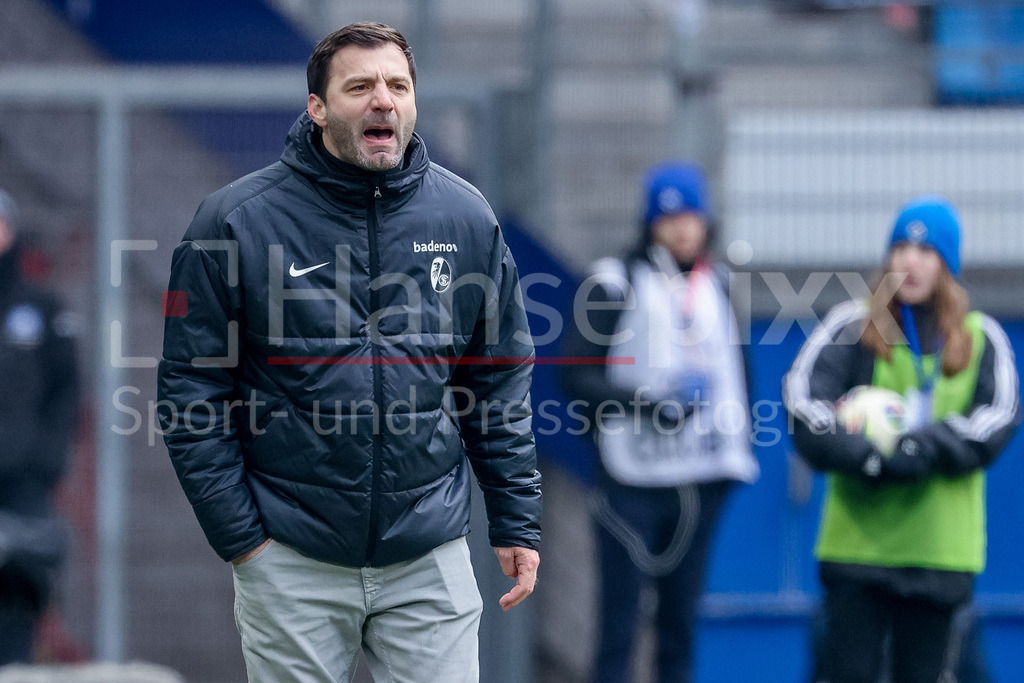 Fussball, Google Pixel Frauen-Bundesliga, Hamburger SV - SC Freiburg | Edmond Kapllani (Trainer, SC Freiburg) gibt Anweisungen, ruft, schreit, brüllt, Portrait, Nahaufnahme, Einzelfoto, Einzelbild, DIE DFB-RICHTLINIEN UNTERSAGEN JEGLICHE NUTZUNG VON FOTOS ALS SEQUENZBILDER UND/ODER VIDEOÄHNLICHE FOTOSTRECKEN. DFB REGULATIONS PROHIBIT ANY USE OF PHOTOGRAPHS AS IMAGE SEQUENCES AND/OR QUASI-VIDEO.