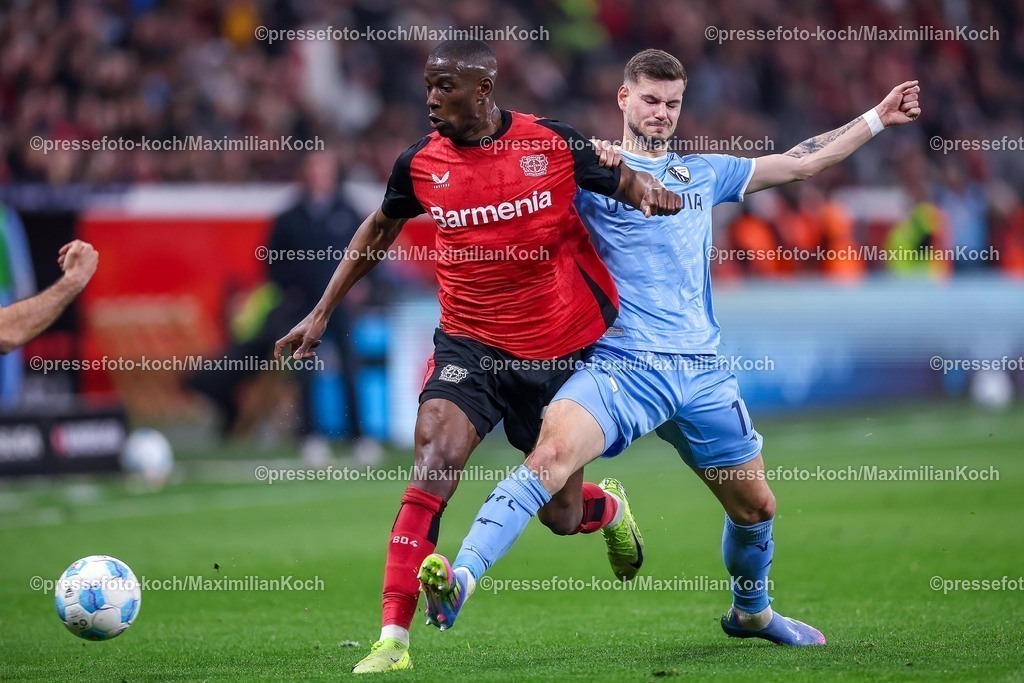 B0428032501044 | 28.03.2025, Fußball, Bayer 04 Leverkusen - VfL Bochum, 1. Fußball Bundesliga, 27. Spieltag, BayArena, Saison 2024 2025: Nordi Mukiele (Bayer04 Leverkusen #23) im Zweikampf gegen Tom Krauß (VfL Bochum #17) DFB regulations prohibit any use of photographs as image sequences and or quasi-video.