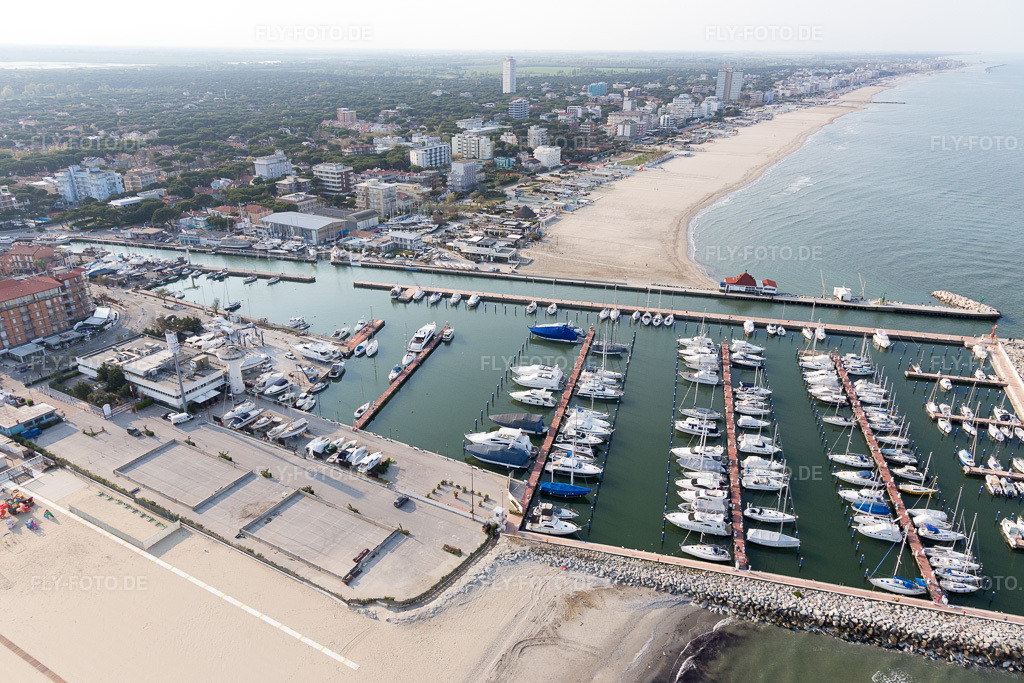 Luftbild: Ortsansicht in Cervia im Bundesland Ravenna in Italien. Foto: IMG_098459.jpg vom 05.04.2017 durch Werner Riehm/FLY-FOTO.de
