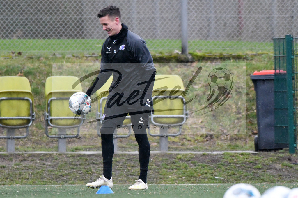 20200213_TRAOSN_0011 | Fussball, Herren: Thomas Konrad (VfL Osnabrueck) in Aktion, am Ball, Einzelaktion waehrend der Trainingseinheit des VfL Osnabrueck im Sportpark Illoshoehe am 13.02.2020 in Osnabrueck, Deutschland. - Realisiert mit Pictrs.com