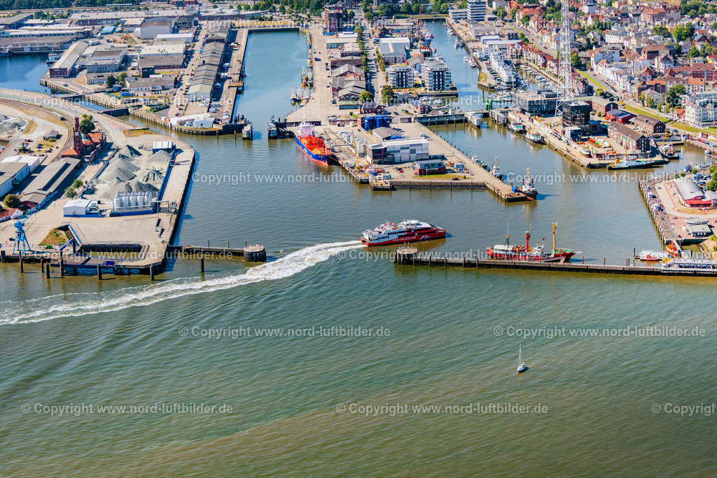 Cuxhaven_Halunder_Jet_ELS_7648130822 | CUXHAVEN 13.08.2022 Fahrt eines Fähr- Schiffes " Katamaran Halunder Jet der FRS Reederei" in Cuxhaven Hafen Alte Liebe im Bundesland Niedersachsen, Deutschland. // Travel of a ferry ship "Katamaran Halunder Jet der FRS Reederei" in Cuxhaven habour in the state Lower Saxony, Germany. Foto: Martin Elsen