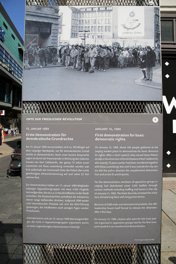 Foto: Leipzig - Orte der Friedlichen Revolution - Stelenprojekt - Stele Nr. 1 | Das Team hinter BILDLEXIKON LEIPZIG bündelt historische wie aktuelle Informationen über die Stadt Leipzig in Text und Bild auf einer Plattform und stellt diese der interessierten Öffentlichkeit zur Verfügung.