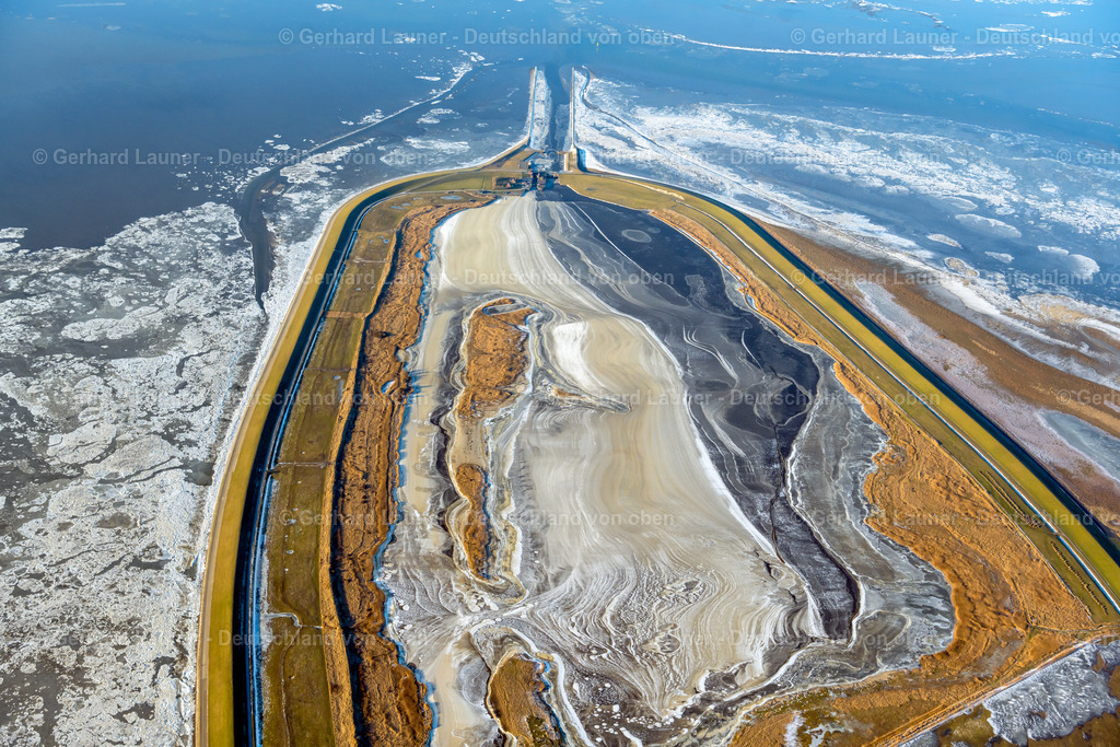 4044079 | Naturschutzgebiet Leyhörner Sieltief KRUMMHöRN 13.02.2021 Winterlich schneebedeckte Rückhaltebecken und Wasserspeicher " Speicherbecken Leyhörn " in Krummhörn im Bundesland Niedersachsen, Deutschland. // Wintry snowy retention basin and water storage Leyhoern in Krummhoern in the state Lower Saxony, Germany. Foto: Gerhard Launer