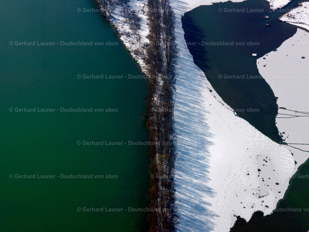 2600105 | Eisstrukturen auf einem Altwasser am Zusammenfluß von Inn und Salzach